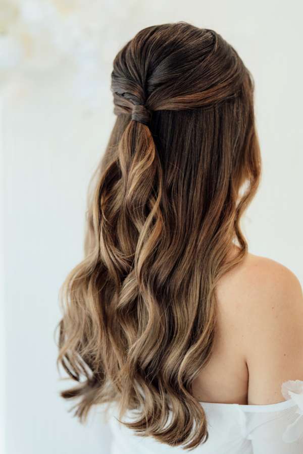 Brautstyling-haare-lockig-dunkel-Brautstylistin